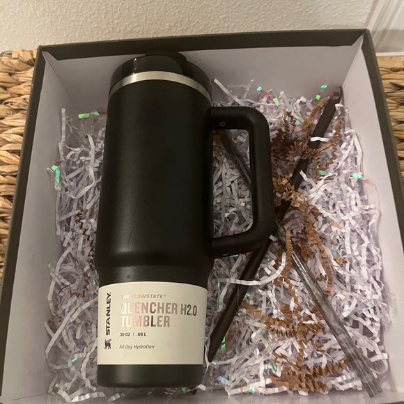 Stanley The FlowState Quencher H2.0 Tumbler 40 oz Matte Black New never used - Picture 12 of 15